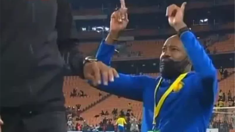 شاهد .. رد فعل لاعب الأهلى بعد إهدار صن داونز لركلة الجزاء