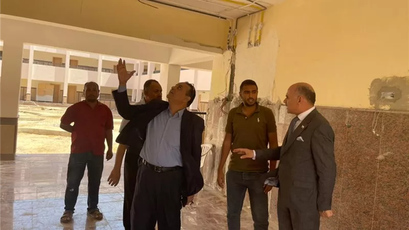 رئيس جامعة الأقصر يتابع سير أعمال التشطيبات النهائية بكليات التربية والعلوم والطب