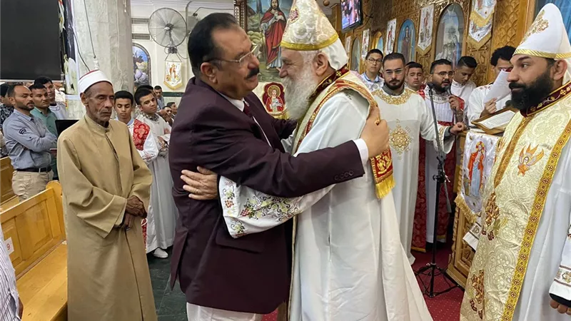 رئيس مدينة سفاجا يهنئ الأقباط بعيد القيامة المجيد .. ويشهد القداس في كنيسة ابوسيفين