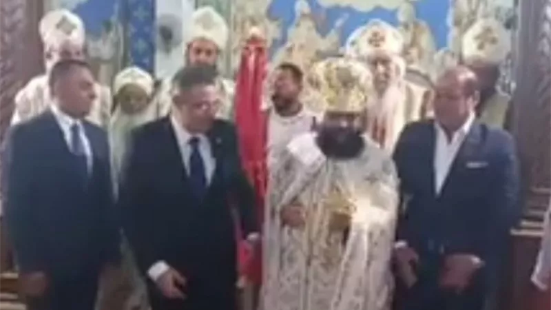 محافظ البحر الأحمر يشهد قداس عيد القيامة بكنيسة الأنبا شنودة بالغردقة