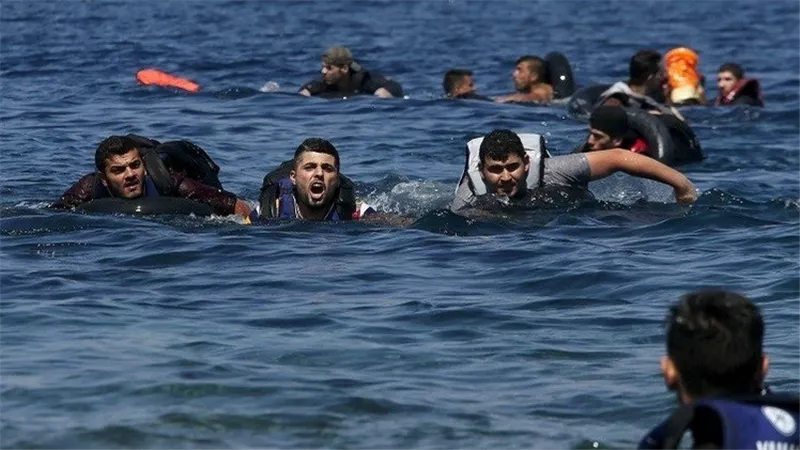 إنقاذ 45 راكباً ومصرع طفلة بغرق مركب شمال لبنان