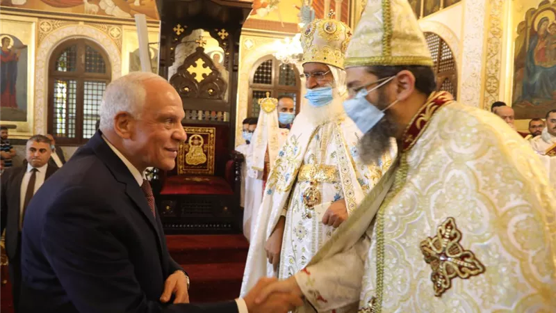 محافظ الجيزة يحضر قداس عيد القيامة المجيد بالكنيسة الأرثوذوكسية بالجيزة و يقدم التهنئة للأقباط الأرثوذوكس