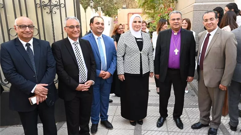 وزيرة التضامن تزور الكنيسة الانجيلية.. وتقدم التهنئة بعيد القيامة المجيد