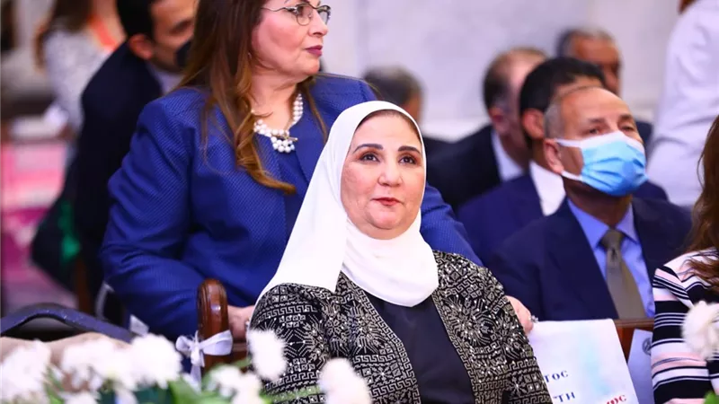 وزيرة التضامن تزور الكاتدرائية المرقسية بالعباسية .. وتهنئ البابا تواضروس الثاني بعيد القيامة المجيد