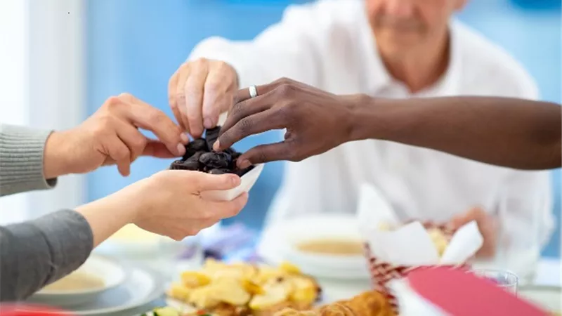 ما ثواب إفطار الصائمين فى رمضان؟