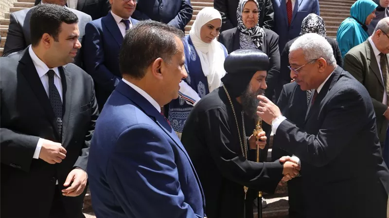 محافظ السويس والقيادات التنفيذية يقدمون التهنئة للأقباط بكنيسة مارجرجس