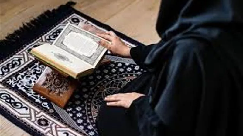 هل للمستحاضة قراءة القرآن ومس المصحف؟..المفتى يُجيب
