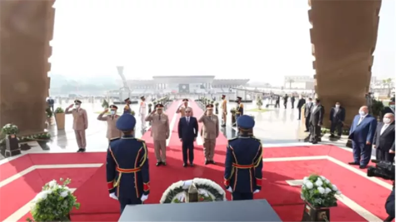الرئيس السيسي يضع إكليلا من الزهور على النصب التذكاري لشهداء القوات المسلحة.. فيديو