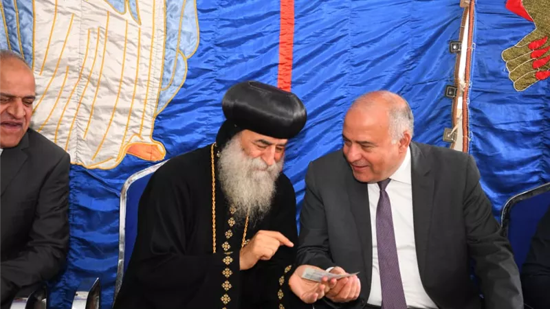 محافظ قنا يقدم التهنئة بعيد القيامة المجيد للاخوه الأقباط بقوص