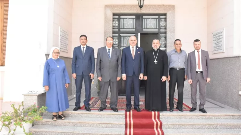 رئيس جامعة الأقصر يترأس وفدا لتهنئة الأقباط بعيد القيامة المجيد
