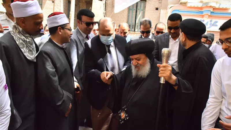 محافظ أسيوط يختتم جولته على الكنائس اليوم بزيارة مطرانية الاقباط الارثوذوكس