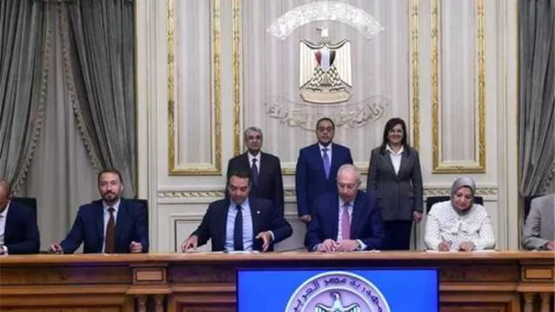 مدبولى يشهد توقيع مذكرتى تفاهم بشأن محطات الهيدروجين الأخضر مع الإمارات