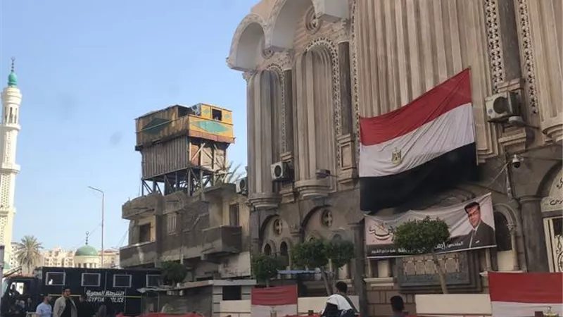 كنائس الإسكندرية تتزين بأعلام مصر