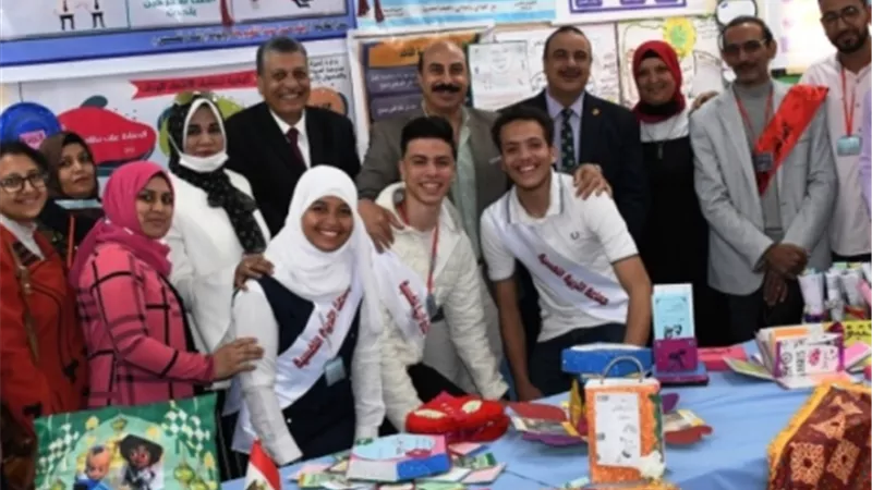 أشرف عطية يهنئ أبناءه الطلاب الحاصلين على المراكز الأولى بمسابقة الإلقاء على مستوى الجمهورية