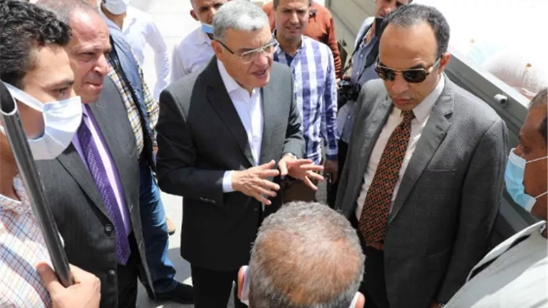 محافظ المنيا يشهد حصاد محصول القمح بأحد الحقول بمركز سمالوط