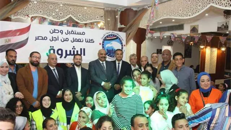 مستقبل وطن الشروق ينظم حفل إفطار للأيتام يوزع عليهم الهدايا وملابس العيد