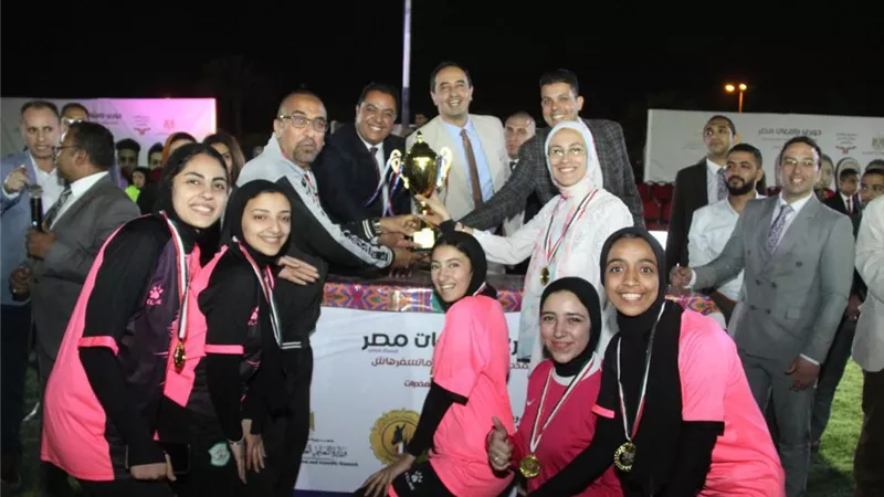 تسليم الفريق الفائز كأس بطولة دوري الجامعات تحت شعار 
