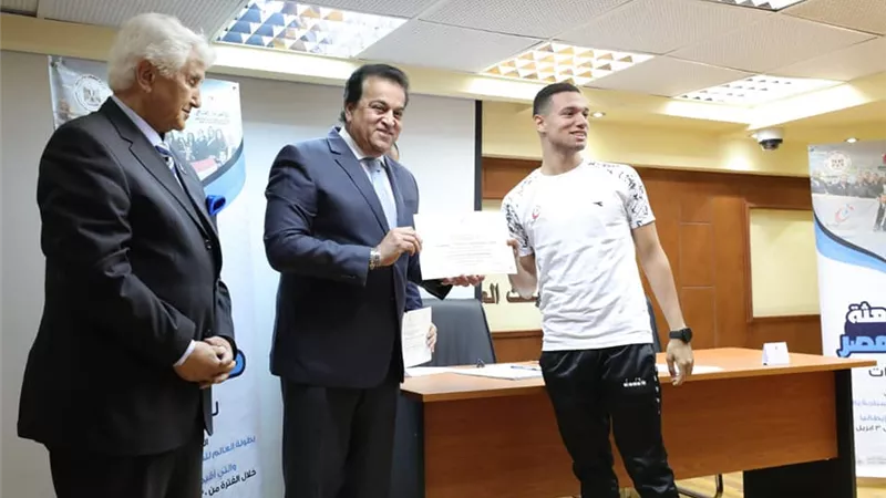 عبدالغفار يكرم مُنتخب مصر للجامعات لمُشاركته فى بطولة العالم للجامعات للسباحة بالزعانف