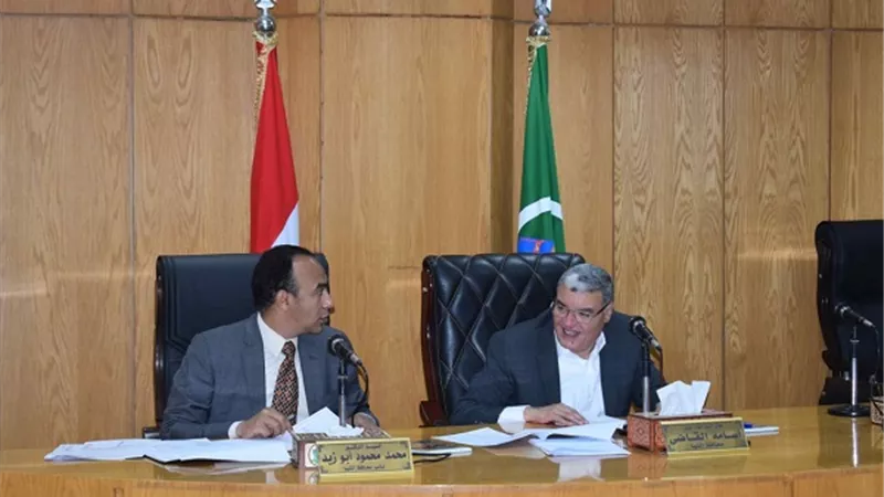 محافظ المنيا يناقش معدلات تنفيذ المشروعات الخاصة بتوصيل شبكات المرافق والخدمات