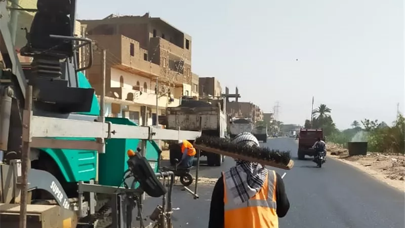 لجنة لمتابعة أعمال رصف الطريق الغربى بالقرنة غرب الأقصر