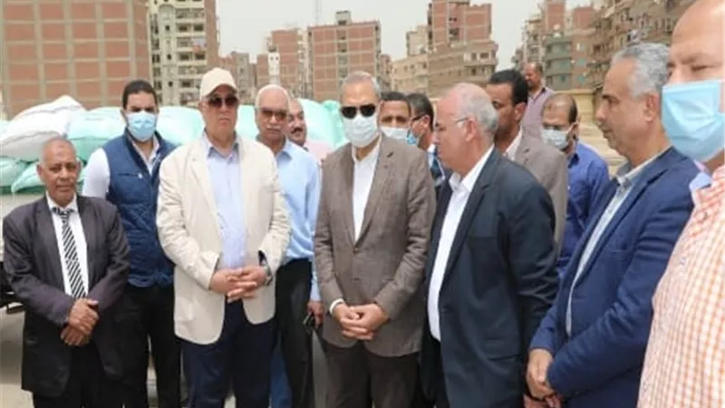 القصير والهجان يتابعان توريد القمح من المزارعين ويتفقدان مطحن بنها.. صور