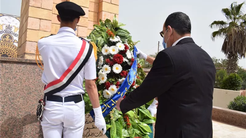 وضع إكليل الزهور علي قبر الجندي المجهول بالعريش
