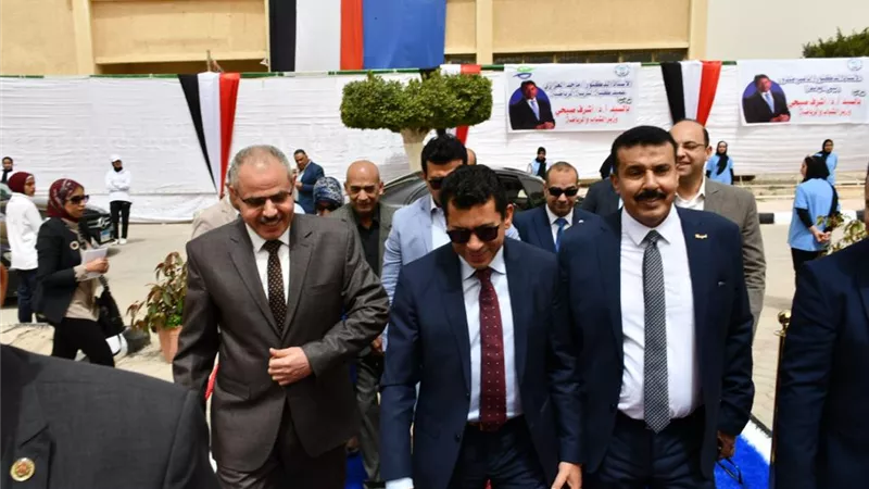 وزير الشباب يزور كلية التربية الرياضية بجامعة القناة..صور