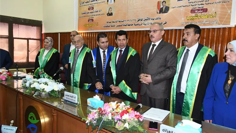 وزير الشباب يُحكم رسالة ماجستير بجامعة القناة ..صور