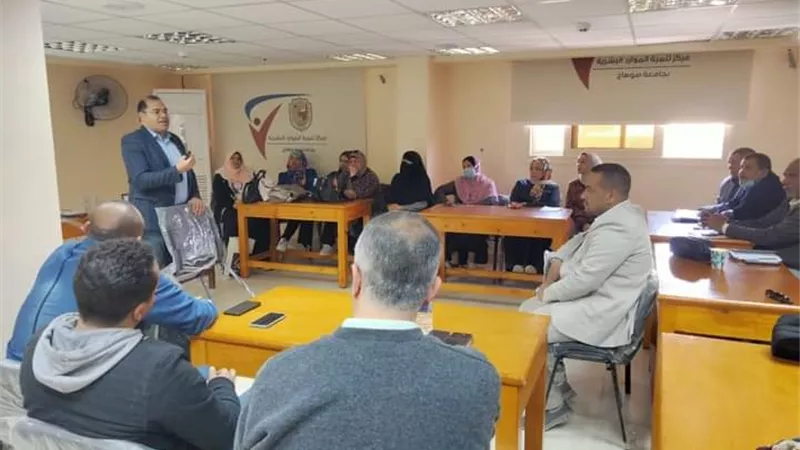 رئيس جامعة سوهاج يؤكد على أهمية الاتصال في الحل والحد من الأزمات