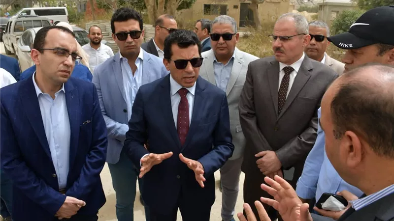 وزير الرياضة ورئيس جامعة قناة السويس يتفقدان تطوير معسكر شباب القرش