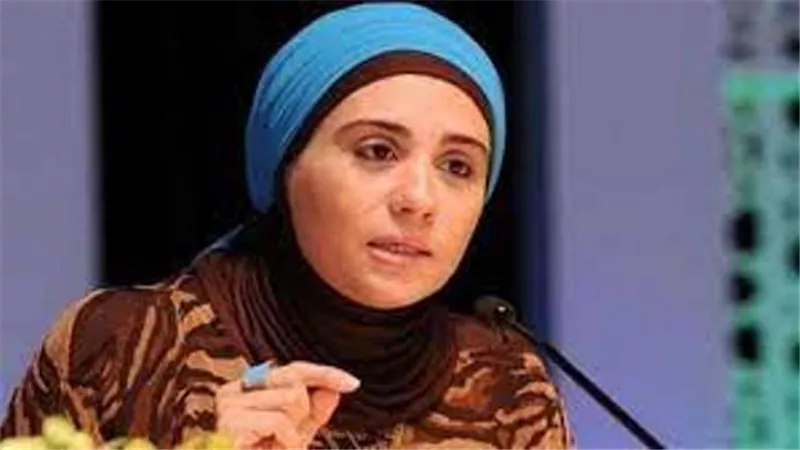 ما حكم إرتداء المرأة الملابس الملونة؟.. نادية عمارة تُجيب