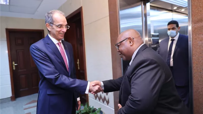 وزير الاتصالات يوجه الدعوة لنظيره البوروندى لزيارة مصر