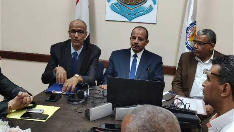 تعليم قنا تناقش قواعد صرف مستحقات اللامركزية بالإدارات التعليمية