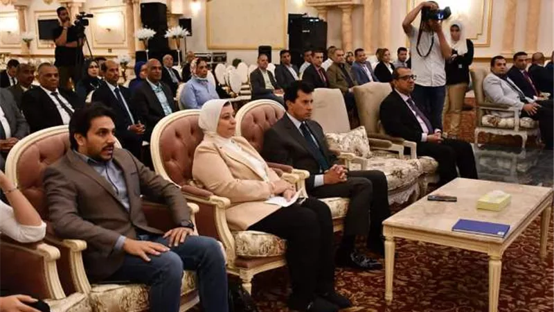 وزير الشباب يناقش مع مديرى المديريات ترتيبات تنفيذ مبادرة تجميع 