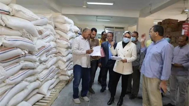 نائب المحافظ تستطلع آراء المواطنين حول توافر السلع واللحوم فى رمضان خلال جولتها بالخارجة