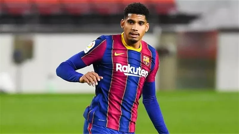رسميًا.. برشلونة يعلن تجديد عقد مدافعه حتى 2026