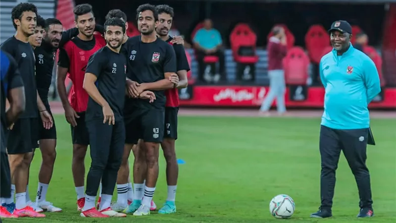 موسيماني يحاضر لاعبي الأهلى استعدادًا لمواجهة الطلائع