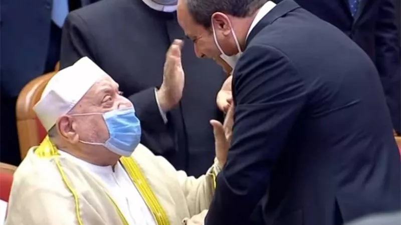 الرئيس السيسي يصافح الدكتور أحمد عمر هاشم عند وصوله مقر الاحتفال بليلة القدر