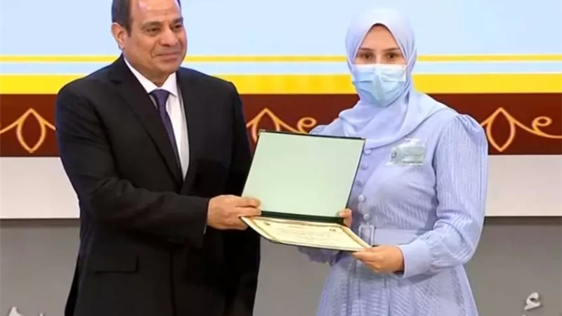 الرئيس السيسي يكرم الفائزين في مسابقة القرآن الكريم