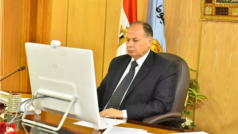 محافظ أسيوط يشارك في اجتماع مجلس المحافظبين عبر الفيديو كونفرانس