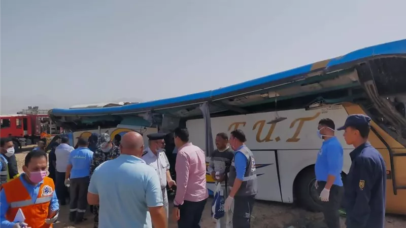 مصرع 2 وإصابة 43 آخرين في حادث انقلاب اتوبيس بطريق شرم الشيخ