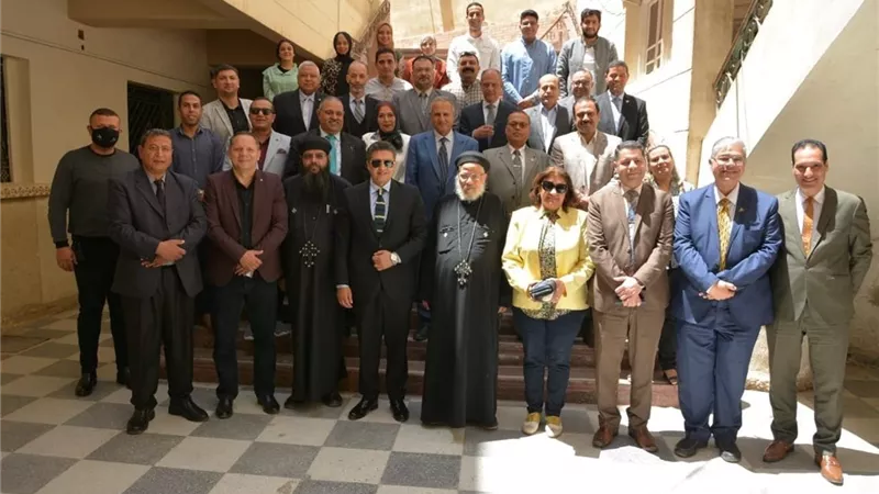 رئيس جامعة دمياط يزور الكنيسة لتقديم تهنئة عيد القيامة المجيد