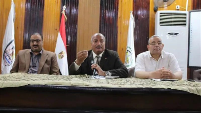 محافظ بني سويف يبحث الاستعدادات لامتحانات نهاية العام بمدارس التعليم الفني