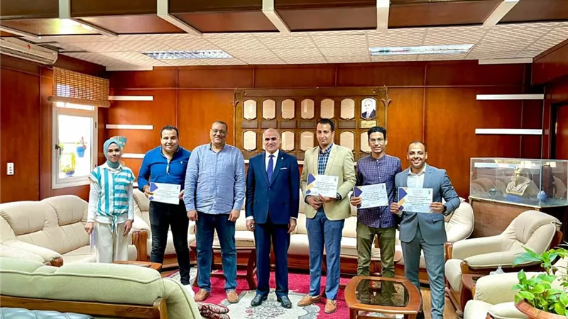 تقديرا لجهودهم.. رئيس جامعة الأقصر يكرم إدارة العلاقات العامة والإعلام