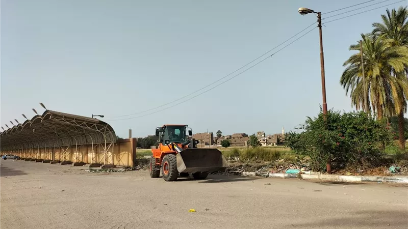 حملات تطهير ونظافة ورفع إشغالات مكثفة بمنطقة جنوب مدينة الأقصر