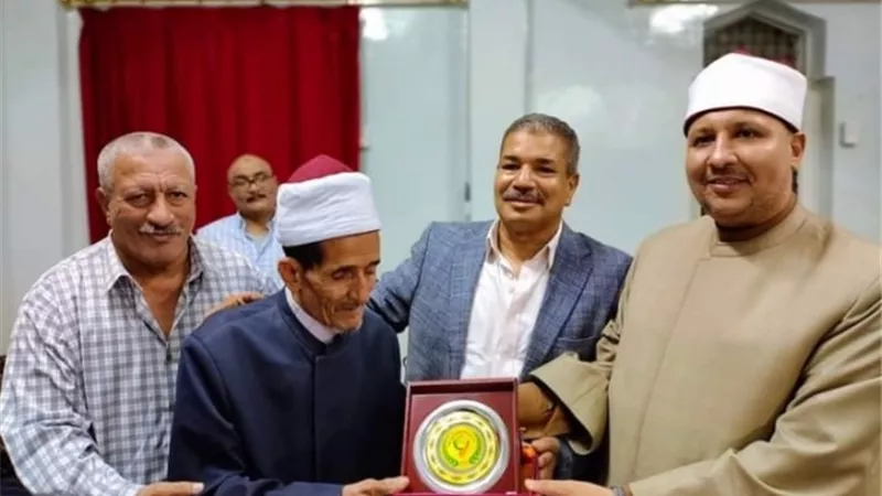 تكريم الشيخ عبدالحافظ الحرز عالم القراءات الشهير بقنا