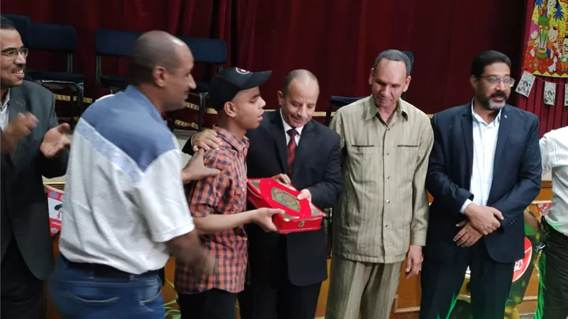 وكيل وزارة التعليم بقنا يكرم الفائزين فى مسابقة الانشاد الدينى