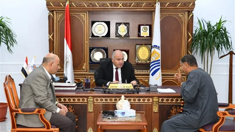 محافظ قنا يستقبل 31 مواطنا لبحث مطالبهم وحل شكواهم
