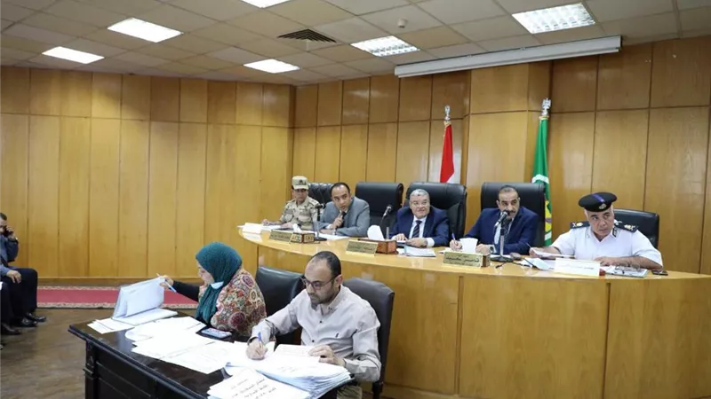 تنفيذى المنيا يناقش مواعيد الامتحانات وجهود الصحة لمواجة كورونا