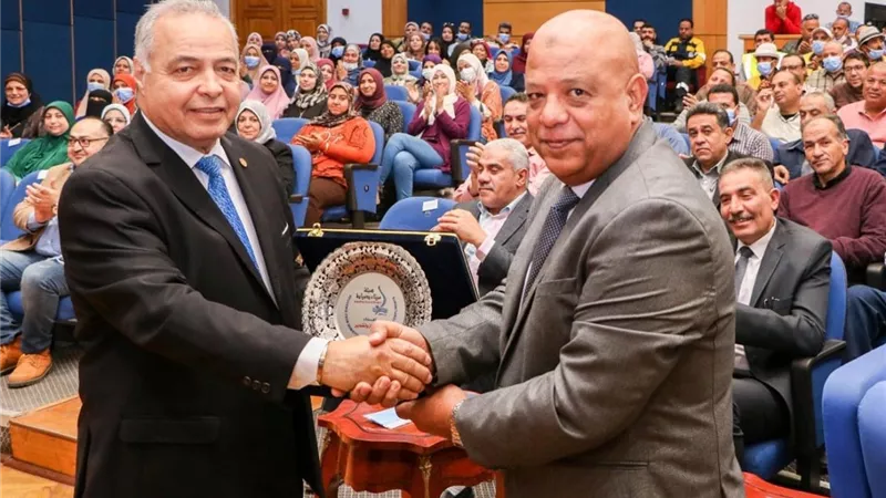 رئيس هيئة ميناء دمياط يجتمع بالعاملين ويكرم مدير عام العلاقات العامة